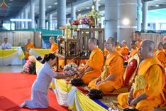 ภาพ No.246565:วันที่ 14 กันยายน พ.ศ. 2568 พิธีตักบาตรฉลองพระใหม่ ในโครงการอุปสมบทหมู่บูชาธรรม ครบรอบ108ปี วันครูผู้ค้นพบวิชชาธรรมกาย ณ วิหารคด วัดพระธรรมกาย