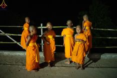 ภาพ No.62207:Photo Story  มหัศจรรย์วัดดงดินแดง Episode 4 กิจกรรมตักบาตรฉลองพระ-เณรกว่า 500 รูป