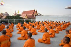 ภาพ No.201366:พระธรรมยาตราปฏิบัติธรรม และถ่ายภาพหมู่ประวัติศาสตร์ ณ อาคารธรรมยาตรา กตัญญูบูชามหาปูชนียาจารย์  ตรงข้ามวัดปากน้ำภาษีเจริญ จ.กรุงเทพมหานคร ในโครงการธรรมยาตรา กตัญญูบูชา มหาปูชนียาจารย์ พระมงคลเทพมุนี(สด จนฺทสโร) พระผู้ปราบมาร อนุสรณ์สถาน 7 แห่ง ปีที่ 13