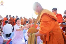 ภาพ No.180454:พิธีตักบาตรพระ ๑,๐๐๐ รูป ฉลองเมืองลำปาง ๑,๓๔๔ ปี วันเสาร์ที่ ๗ ธันวาคม พ.ศ. ๒๕๖๗ ณ ลานพระบรมราชานุสาวรีย์ พระนเรศวรมหาราช อ.เกาะคา จ.ลำปาง