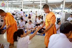 ภาพ No.232014:วันอาทิตย์ที่ 6 กรกฏาคม พ.ศ. 2568 พิธีตักบาตร ข้าวสารอาหารแห้ง  พิธีบูชาข้าวพระ สัมมนาพิเศษราชเหล็ก ณ สภาธรรมกายสากล วัดพระธรรมกาย