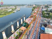 ภาพ No.101760:ตักบาตรพระ 10,000 รูป เติมบุญให้แผ่นดิน เนื่องในโอกาส 192 ปี จังหวัดกาญจนบุรี หนึ่งในโครงการตักบาตรพระ 2,000,000 รูป  77 จังหวัดทุกวัดทั่วไทย วันจันทร์ที่ 11 ธันวาคม พ.ศ. 2566 บริเวณถนนสองแคว (SKY WALK) เมืองกาญจนบุรี