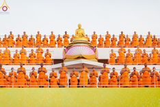 ภาพ No.201296:พระธรรมยาตราปฏิบัติธรรม และถ่ายภาพหมู่ประวัติศาสตร์ ณ อาคารธรรมยาตรา กตัญญูบูชามหาปูชนียาจารย์  ตรงข้ามวัดปากน้ำภาษีเจริญ จ.กรุงเทพมหานคร ในโครงการธรรมยาตรา กตัญญูบูชา มหาปูชนียาจารย์ พระมงคลเทพมุนี(สด จนฺทสโร) พระผู้ปราบมาร อนุสรณ์สถาน 7 แห่ง ปีที่ 13