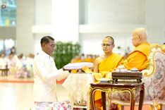 ภาพ No.236210:วันที่ 3 สิงหาคม พ.ศ. 2568 พิธีมุทิตาสักการะพระภิกษุ ผู้สอบได้เปรียญธรรม 9 ประโยค ระดับโลก ปีที่ 37, พิธีมอบโล่และทุนการศึกษา สำนักเรียนบาลีดีเด่นทั่วประเทศ ณ ห้องแก้วสารพัดนึก 1 วัดพระธรรมกาย
