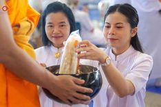 ภาพ No.158996:พิธีตักบาตร ในวันอาทิตย์ต้นเดือน วันที่ 6 ตุลาคม พ.ศ. 2567 ณ สภาธรรมกายสากล วัดพระธรรมกาย