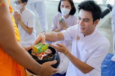 ภาพ No.86842:พิธีตักบาตร , พิธีบูชาข้าวพระ , พิธีจุดเทียนใจ ไฟนิรันดร์ อนันตชัย ในวันอาทิตย์ต้นเดือน 3 กันยายน พ.ศ. 2566 ณ วัดพระธรรมกาย