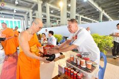 ภาพ No.246628:วันที่ 14 กันยายน พ.ศ. 2568 พิธีตักบาตรฉลองพระใหม่ ในโครงการอุปสมบทหมู่บูชาธรรม ครบรอบ108ปี วันครูผู้ค้นพบวิชชาธรรมกาย ณ วิหารคด วัดพระธรรมกาย