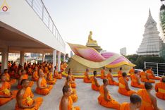 ภาพ No.201364:พระธรรมยาตราปฏิบัติธรรม และถ่ายภาพหมู่ประวัติศาสตร์ ณ อาคารธรรมยาตรา กตัญญูบูชามหาปูชนียาจารย์  ตรงข้ามวัดปากน้ำภาษีเจริญ จ.กรุงเทพมหานคร ในโครงการธรรมยาตรา กตัญญูบูชา มหาปูชนียาจารย์ พระมงคลเทพมุนี(สด จนฺทสโร) พระผู้ปราบมาร อนุสรณ์สถาน 7 แห่ง ปีที่ 13