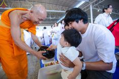 ภาพ No.158992:พิธีตักบาตร ในวันอาทิตย์ต้นเดือน วันที่ 6 ตุลาคม พ.ศ. 2567 ณ สภาธรรมกายสากล วัดพระธรรมกาย