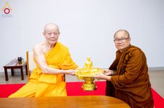 ภาพ No.222582:วันที่ 23 เมษายน พ.ศ. 2568 หลวงพ่อทัตตชีโวต้อนรับคณะสงฆ์บังกลาเทศ ณ อาคาร 100 ปี คุณยายมหารัตนอุบาสิกาจันทร์ ขนนกยูง วัดพระธรรมกาย