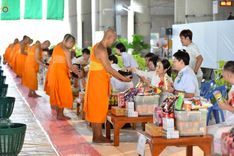 ภาพ No.246621:วันที่ 14 กันยายน พ.ศ. 2568 พิธีตักบาตรฉลองพระใหม่ ในโครงการอุปสมบทหมู่บูชาธรรม ครบรอบ108ปี วันครูผู้ค้นพบวิชชาธรรมกาย ณ วิหารคด วัดพระธรรมกาย