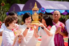ภาพ No.255483:วันที่ 13 ตุลาคม พ.ศ. 2568 พิธีบรรจุพระบรมสารีริกธาตุ ผูกผ้า 7 สี เพื่อความเป็นสิริมงคล  และ ยกช่อฟ้า ประดิษฐานบนหลังคาอุโบสถวัดทุ่งเจริญธรรม ถวายบูชาธรรม 81 ปี หลวงพ่อธัมมชโย โดยคณะศิษยานุศิษย์ ณ วัดทุ่งเจริญธรรม อ.อมก๋อย จ.เชียงใหม่