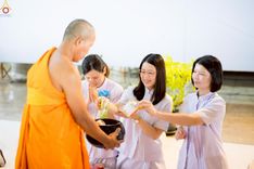 ภาพ No.246630:วันที่ 14 กันยายน พ.ศ. 2568 พิธีตักบาตรฉลองพระใหม่ ในโครงการอุปสมบทหมู่บูชาธรรม ครบรอบ108ปี วันครูผู้ค้นพบวิชชาธรรมกาย ณ วิหารคด วัดพระธรรมกาย