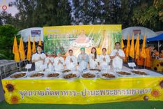 ภาพ No.188932:พิธีถวายภัตตาหารเป็นสังฆทาน แด่พระธรรมยาตรา ในโครงการธรรมยาตรา กตัญญูบูชา มหาปูชนียาจารย์ พระมงคลเทพมุนี(สด จนฺทสโร) พระผู้ปราบมาร ปีที่ 13 ณ อนุสรณ์สถานมหาวิหารพระมงคลเทพมุนี (โลตัสแลนด์) อ.สองพี่น้อง จ.สุพรรณบุรี วันที่ 4 มกราคม พ.ศ.2568