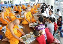 ภาพ No.208334:พิธีสวดพระพุทธมนต์ และถวายภัตตาหารเมนูสวรรค์แด่พระภิกษุ สามเณร วันที่ 15 กุมภาพันธ์ พ.ศ. 2568 ณ หอฉันคุณยายอาจารย์ฯ วัดพระธรรมกาย