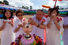 ภาพ No.255440:วันที่ 13 ตุลาคม พ.ศ. 2568 พิธีบรรจุพระบรมสารีริกธาตุ ผูกผ้า 7 สี เพื่อความเป็นสิริมงคล  และ ยกช่อฟ้า ประดิษฐานบนหลังคาอุโบสถวัดทุ่งเจริญธรรม ถวายบูชาธรรม 81 ปี หลวงพ่อธัมมชโย โดยคณะศิษยานุศิษย์ ณ วัดทุ่งเจริญธรรม อ.อมก๋อย จ.เชียงใหม่