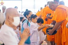 ภาพ No.158979:พิธีตักบาตร ในวันอาทิตย์ต้นเดือน วันที่ 6 ตุลาคม พ.ศ. 2567 ณ สภาธรรมกายสากล วัดพระธรรมกาย