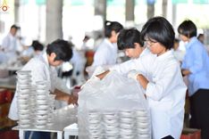 ภาพ No.239945:วันที่ 20-23 สิงหาคม พ.ศ. 2568 การเตรียมงานวันธรรมชัย ใส่ถ่านประทีป LED ที่วิหารคด 7 และ 25 วัดพระธรรมกาย