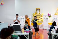 ภาพ No.230309:วันจันทร์ที่ 30 มิถุนายน พ.ศ. 2568 เจ้าอาวาสวัดพระธรรมกาย เยี่ยมอนุโมทนาให้กำลังใจ บุคลากรทางการแพทย์-เจ้าหน้าที่ผู้ปฏิบัติงาน โครงการรถตัดแว่นสายตาเคลื่อนที่สภากาชาดไทย เพื่อเด็กนักเรียนในชนบท พื้นที่จังหวัดปทุมธานี