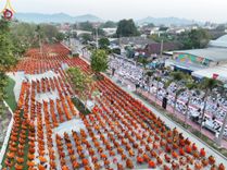 ภาพ No.101725:ตักบาตรพระ 10,000 รูป เติมบุญให้แผ่นดิน เนื่องในโอกาส 192 ปี จังหวัดกาญจนบุรี หนึ่งในโครงการตักบาตรพระ 2,000,000 รูป  77 จังหวัดทุกวัดทั่วไทย วันจันทร์ที่ 11 ธันวาคม พ.ศ. 2566 บริเวณถนนสองแคว (SKY WALK) เมืองกาญจนบุรี
