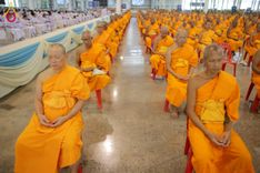 ภาพ No.215275:วันอาทิตย์ต้นเดือนที่ 6 เมษายน พ.ศ. 2568 พิธีบูชาข้าวพระ สภาธรรมกายสากล วัดพระธรรมกาย