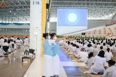 ภาพ No.86955:พิธีตักบาตร , พิธีบูชาข้าวพระ , พิธีจุดเทียนใจ ไฟนิรันดร์ อนันตชัย ในวันอาทิตย์ต้นเดือน 3 กันยายน พ.ศ. 2566 ณ วัดพระธรรมกาย