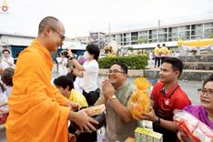 ภาพ No.242023:วันอาทิตย์ที่ 31 สิงหาคม พ.ศ. 2568 พิธีทำบุญแด่คณะสงฆ์ 122 รูป ฉลอง 121 ปี อำเภอคลองหลวง จ.ปทุมธานี เพื่อนำส่งช่วยเหลือคณะสงฆ์ 323 วัด 4 จังหวัดชายแดนภาคใต้ และช่วยเหลือประชาชนจากเหตุปะทะ แนวชายแดนไทย-กัมพูชา ณ บริเวณหน้าที่ว่าการอำเภอคลองหลวง จังหวัดปทุ