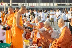 ภาพ No.187872:พิธีตักบาตรฉลองพระใหม่ ต้อนรับพุทธศักราช 2568 ณ ลานธรรมพระมหาธรรมกายเจดีย์ วัดพระธรรมกาย จ.ปทุมธานี วันที่ 1 มกราคม พ.ศ. 2568