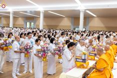 ภาพ No.145341:พิธีถวายผ้าอาบน้ำฝนและประทีปโคมไฟ ณ สภาธรรมกายสากล วัดพระธรรมกาย วันเสาร์ที่ 20 กรกฎาคม พ.ศ. 2567