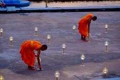 ภาพ No.240992:วันพุธที่ 27 สิงหาคม พ.ศ. 2568 พิธีจุดประทีป ในวันธรรมชัย ณ วัดพระธรรมกาย