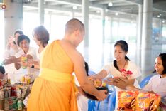 ภาพ No.246623:วันที่ 14 กันยายน พ.ศ. 2568 พิธีตักบาตรฉลองพระใหม่ ในโครงการอุปสมบทหมู่บูชาธรรม ครบรอบ108ปี วันครูผู้ค้นพบวิชชาธรรมกาย ณ วิหารคด วัดพระธรรมกาย