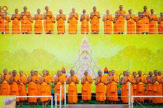 ภาพ No.201315:พระธรรมยาตราปฏิบัติธรรม และถ่ายภาพหมู่ประวัติศาสตร์ ณ อาคารธรรมยาตรา กตัญญูบูชามหาปูชนียาจารย์  ตรงข้ามวัดปากน้ำภาษีเจริญ จ.กรุงเทพมหานคร ในโครงการธรรมยาตรา กตัญญูบูชา มหาปูชนียาจารย์ พระมงคลเทพมุนี(สด จนฺทสโร) พระผู้ปราบมาร อนุสรณ์สถาน 7 แห่ง ปีที่ 13
