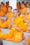 ภาพ No.201352:พระธรรมยาตราปฏิบัติธรรม และถ่ายภาพหมู่ประวัติศาสตร์ ณ อาคารธรรมยาตรา กตัญญูบูชามหาปูชนียาจารย์  ตรงข้ามวัดปากน้ำภาษีเจริญ จ.กรุงเทพมหานคร ในโครงการธรรมยาตรา กตัญญูบูชา มหาปูชนียาจารย์ พระมงคลเทพมุนี(สด จนฺทสโร) พระผู้ปราบมาร อนุสรณ์สถาน 7 แห่ง ปีที่ 13