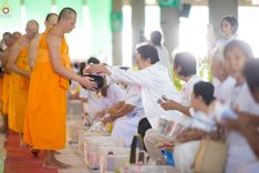 ภาพ No.246633:วันที่ 14 กันยายน พ.ศ. 2568 พิธีตักบาตรฉลองพระใหม่ ในโครงการอุปสมบทหมู่บูชาธรรม ครบรอบ108ปี วันครูผู้ค้นพบวิชชาธรรมกาย ณ วิหารคด วัดพระธรรมกาย