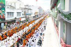 ภาพ No.236953:วันอาทิตย์ที่ 10 สิงหาคม พ.ศ. 2568 มหาสังฆทานครั้งยิ่งใหญ่ ตักบาตรพระ 10,000 รูป ถ.นิพัทธ์อุทิศ 3 ใจกลางนครหาดใหญ่ จ.สงขลา