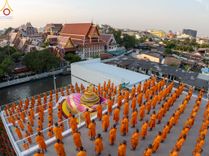 ภาพ No.201325:พระธรรมยาตราปฏิบัติธรรม และถ่ายภาพหมู่ประวัติศาสตร์ ณ อาคารธรรมยาตรา กตัญญูบูชามหาปูชนียาจารย์  ตรงข้ามวัดปากน้ำภาษีเจริญ จ.กรุงเทพมหานคร ในโครงการธรรมยาตรา กตัญญูบูชา มหาปูชนียาจารย์ พระมงคลเทพมุนี(สด จนฺทสโร) พระผู้ปราบมาร อนุสรณ์สถาน 7 แห่ง ปีที่ 13