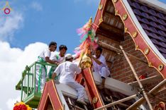 ภาพ No.255501:วันที่ 13 ตุลาคม พ.ศ. 2568 พิธีบรรจุพระบรมสารีริกธาตุ ผูกผ้า 7 สี เพื่อความเป็นสิริมงคล  และ ยกช่อฟ้า ประดิษฐานบนหลังคาอุโบสถวัดทุ่งเจริญธรรม ถวายบูชาธรรม 81 ปี หลวงพ่อธัมมชโย โดยคณะศิษยานุศิษย์ ณ วัดทุ่งเจริญธรรม อ.อมก๋อย จ.เชียงใหม่