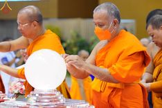 ภาพ No.86443:วันธรรมชัย ปีที่ 55 พิธีทอดผ้าป่ากฐินสมทบครั้งที่1, พิธีเจริญพุทธมนต์ ลูกนิมิตมหาสมบัติฯ พิธีจุดประทีป,พิธีฉลองชัยสวดมนต์บทธัมมจักกัปปวัตนสูตร วันอาทิตย์ที่ 27 สิงหาคม พ.ศ.2566 ณ สภาธรรมกายสากล / มหารัตนวิหารคด วัดพระธรรมกาย