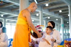 ภาพ No.246626:วันที่ 14 กันยายน พ.ศ. 2568 พิธีตักบาตรฉลองพระใหม่ ในโครงการอุปสมบทหมู่บูชาธรรม ครบรอบ108ปี วันครูผู้ค้นพบวิชชาธรรมกาย ณ วิหารคด วัดพระธรรมกาย