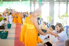 ภาพ No.246632:วันที่ 14 กันยายน พ.ศ. 2568 พิธีตักบาตรฉลองพระใหม่ ในโครงการอุปสมบทหมู่บูชาธรรม ครบรอบ108ปี วันครูผู้ค้นพบวิชชาธรรมกาย ณ วิหารคด วัดพระธรรมกาย