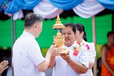ภาพ No.255464:วันที่ 13 ตุลาคม พ.ศ. 2568 พิธีบรรจุพระบรมสารีริกธาตุ ผูกผ้า 7 สี เพื่อความเป็นสิริมงคล  และ ยกช่อฟ้า ประดิษฐานบนหลังคาอุโบสถวัดทุ่งเจริญธรรม ถวายบูชาธรรม 81 ปี หลวงพ่อธัมมชโย โดยคณะศิษยานุศิษย์ ณ วัดทุ่งเจริญธรรม อ.อมก๋อย จ.เชียงใหม่