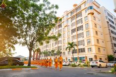 ภาพ No.136038:พระธรรมทายาท โครงการบวชพระนานาชาติ AEC & WAB ผู้บริหารรุ่นที่ 2 บิณฑบาต ณ หอฉันคุณยายอาจารย์ฯ เมืองแก้วมณี หมู่บ้านแก้วพุทธรักษา วันที่ 28 เมษายน พ.ศ. 2567