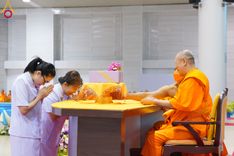 ภาพ No.86426:วันธรรมชัย ปีที่ 55 พิธีทอดผ้าป่ากฐินสมทบครั้งที่1, พิธีเจริญพุทธมนต์ ลูกนิมิตมหาสมบัติฯ พิธีจุดประทีป,พิธีฉลองชัยสวดมนต์บทธัมมจักกัปปวัตนสูตร วันอาทิตย์ที่ 27 สิงหาคม พ.ศ.2566 ณ สภาธรรมกายสากล / มหารัตนวิหารคด วัดพระธรรมกาย