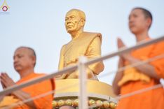 ภาพ No.201301:พระธรรมยาตราปฏิบัติธรรม และถ่ายภาพหมู่ประวัติศาสตร์ ณ อาคารธรรมยาตรา กตัญญูบูชามหาปูชนียาจารย์  ตรงข้ามวัดปากน้ำภาษีเจริญ จ.กรุงเทพมหานคร ในโครงการธรรมยาตรา กตัญญูบูชา มหาปูชนียาจารย์ พระมงคลเทพมุนี(สด จนฺทสโร) พระผู้ปราบมาร อนุสรณ์สถาน 7 แห่ง ปีที่ 13