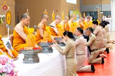 ภาพ No.208785:พระบาทสมเด็จพระเจ้าอยู่หัวทรงพระกรุณาโปรดเกล้าฯ พระราชทานภัตตาหารพระราชทาน แด่พระภิกษุ สามเณร ในการสอบบาลีสนามหลวง ณ วัดพระธรรมกาย วันที่ 22 กุมภาพันธ์ พ.ศ. 2568 ณ วัดพระธรรมกาย อำเภอคลองหลวง จังหวัดปทุมธานี