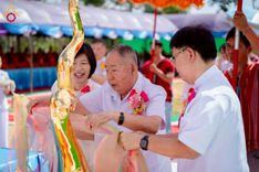 ภาพ No.255448:วันที่ 13 ตุลาคม พ.ศ. 2568 พิธีบรรจุพระบรมสารีริกธาตุ ผูกผ้า 7 สี เพื่อความเป็นสิริมงคล  และ ยกช่อฟ้า ประดิษฐานบนหลังคาอุโบสถวัดทุ่งเจริญธรรม ถวายบูชาธรรม 81 ปี หลวงพ่อธัมมชโย โดยคณะศิษยานุศิษย์ ณ วัดทุ่งเจริญธรรม อ.อมก๋อย จ.เชียงใหม่