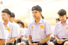 ภาพ No.245894:วันเสาร์ที่ 13 กันยายน พ.ศ. 2568 พิธีมอบผ้าไตรประธานกฐินสัมฤทธิ์เด็กดี V-Star ณ สภาธรรมกายสากล วัดพระธรรมกาย