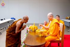 ภาพ No.222596:วันที่ 23 เมษายน พ.ศ. 2568 หลวงพ่อทัตตชีโวต้อนรับคณะสงฆ์บังกลาเทศ ณ อาคาร 100 ปี คุณยายมหารัตนอุบาสิกาจันทร์ ขนนกยูง วัดพระธรรมกาย