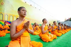 ภาพ No.201370:พระธรรมยาตราปฏิบัติธรรม และถ่ายภาพหมู่ประวัติศาสตร์ ณ อาคารธรรมยาตรา กตัญญูบูชามหาปูชนียาจารย์  ตรงข้ามวัดปากน้ำภาษีเจริญ จ.กรุงเทพมหานคร ในโครงการธรรมยาตรา กตัญญูบูชา มหาปูชนียาจารย์ พระมงคลเทพมุนี(สด จนฺทสโร) พระผู้ปราบมาร อนุสรณ์สถาน 7 แห่ง ปีที่ 13