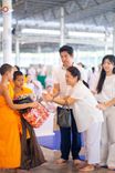 ภาพ No.159007:พิธีตักบาตร ในวันอาทิตย์ต้นเดือน วันที่ 6 ตุลาคม พ.ศ. 2567 ณ สภาธรรมกายสากล วัดพระธรรมกาย